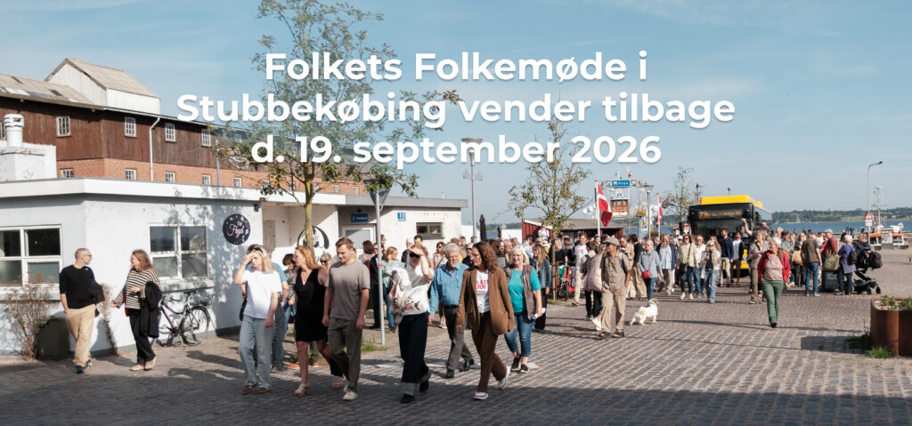Billede af Stubbekøbing Havn med mange mennesker og teksten "Folkets Folkemøde i Stubbekøbing vender tilbage d. 19. september 2026"