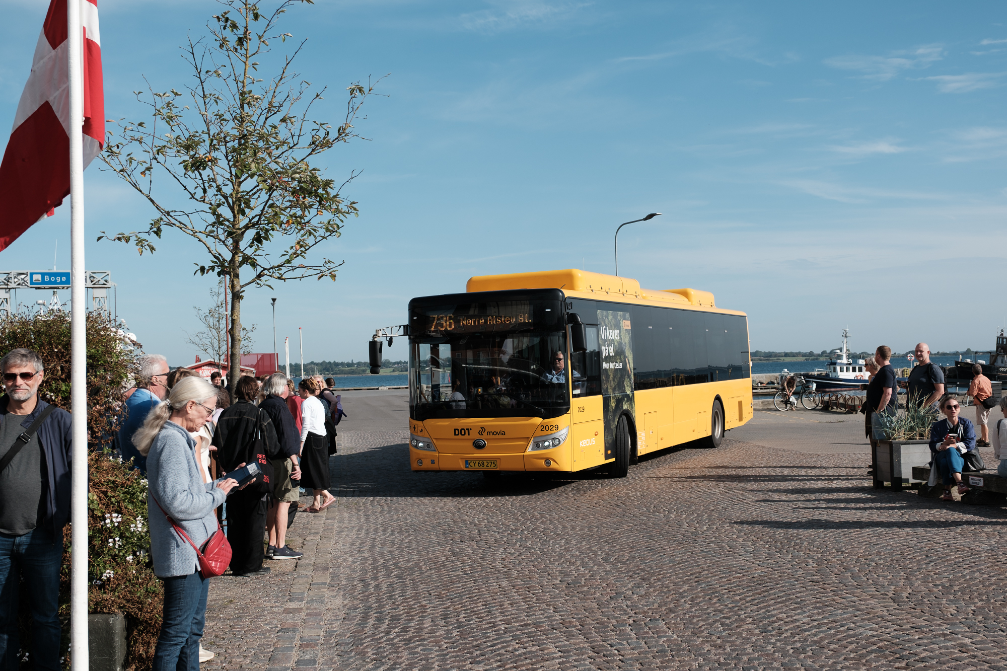 BUS AFBLÆST – POUL NYRUP ANKOMMER AD SØVEJEN